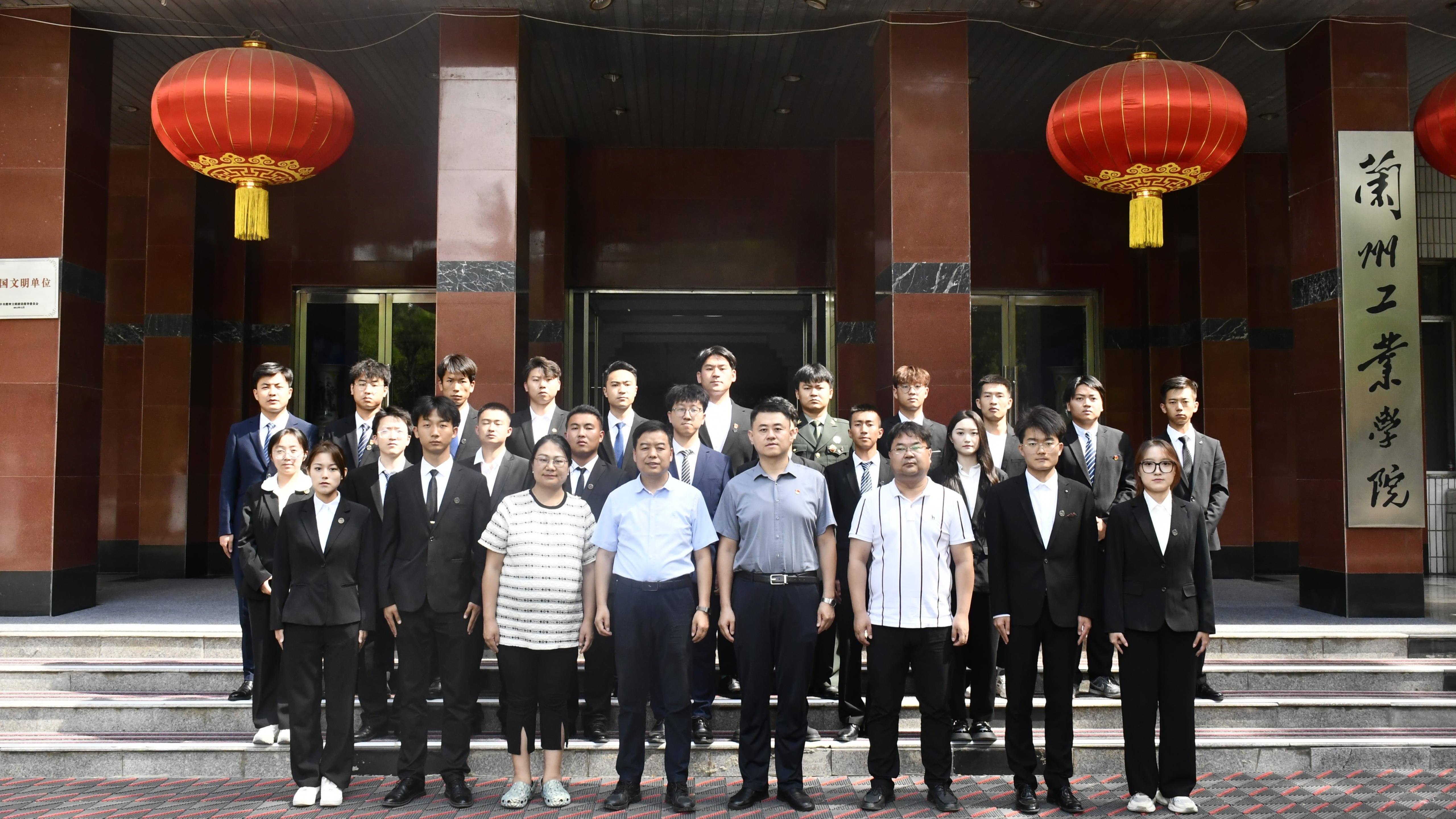 学校领导同新一届学生会委员会委员、学生会主席团成员集体谈话