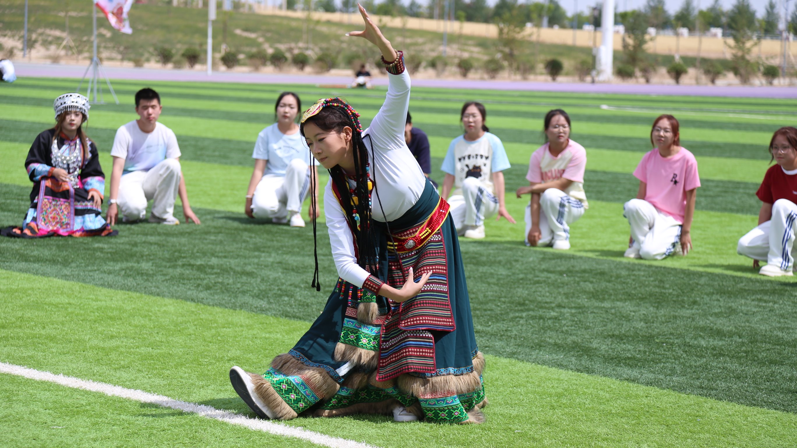 学校举办“各族同心·舞韵中华”健身广场舞大赛