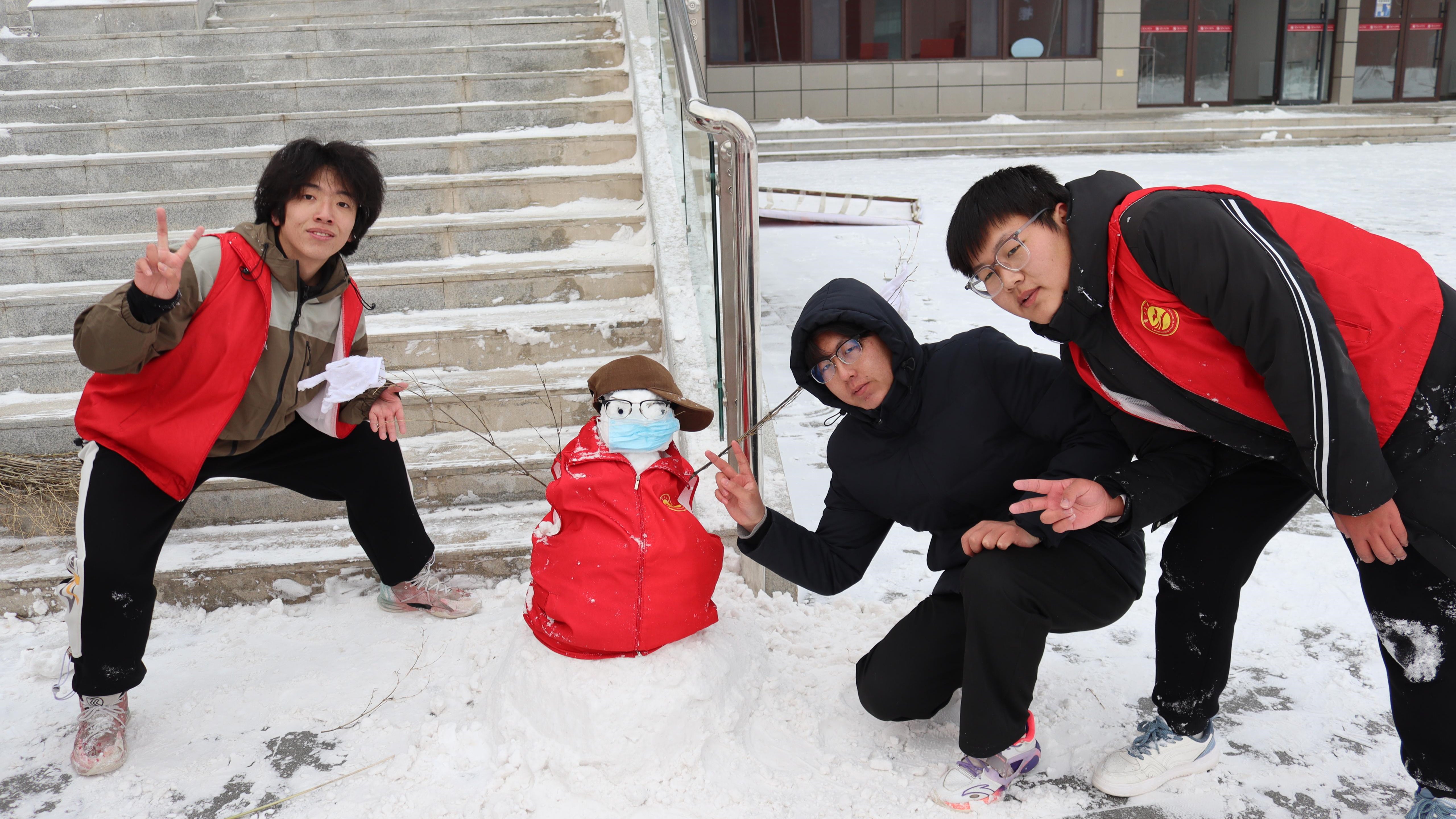 雪映初心 奉献工院 | 工院学子浴“雪”奋战，除雪防滑