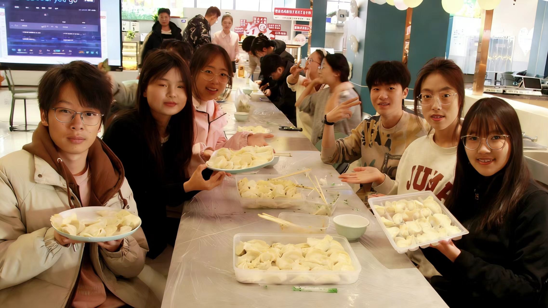 校团委举办“迎冬至·味团圆”主题包饺子活动